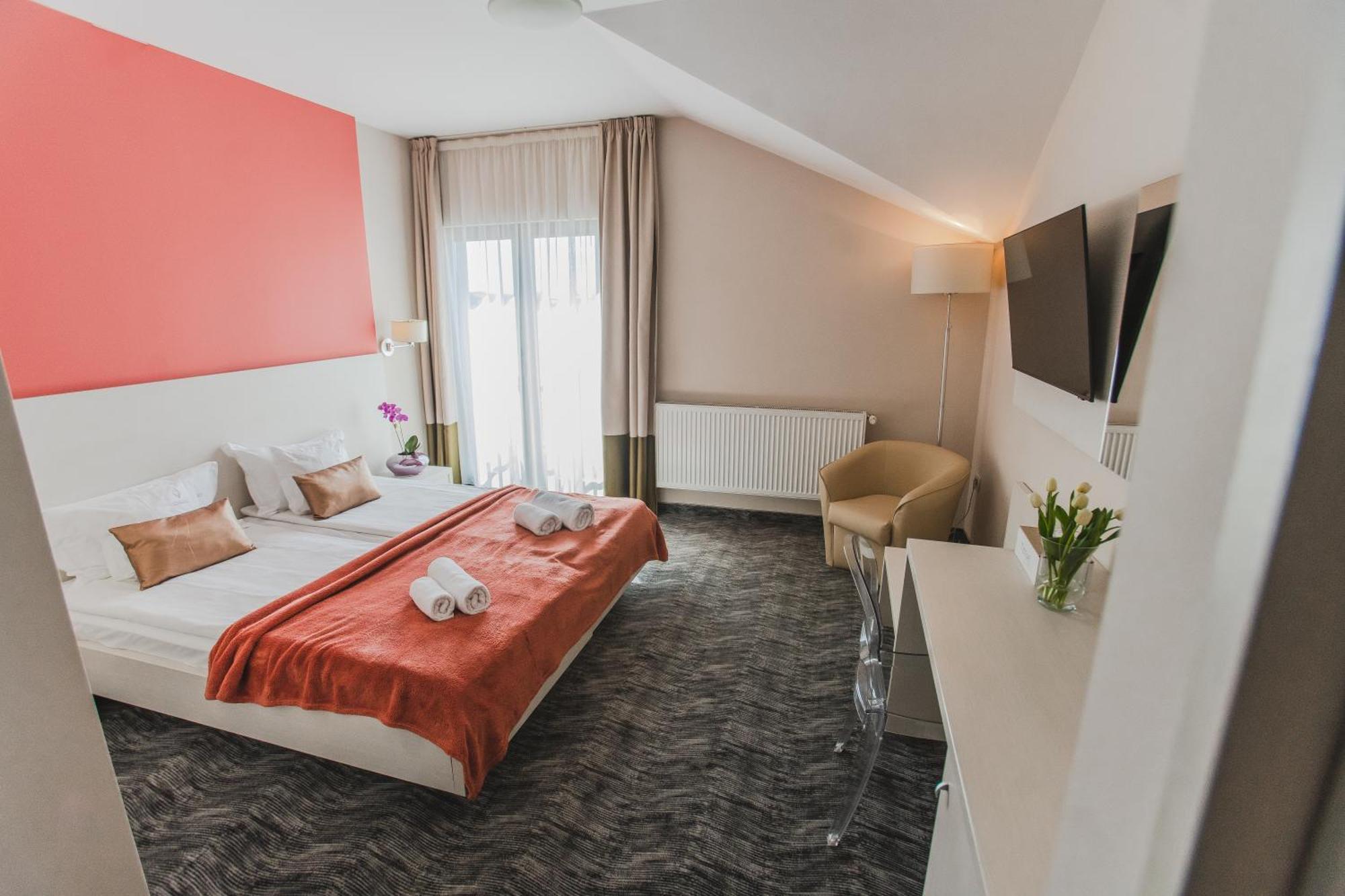 Caro Boutique Hotel Oradea Buitenkant foto